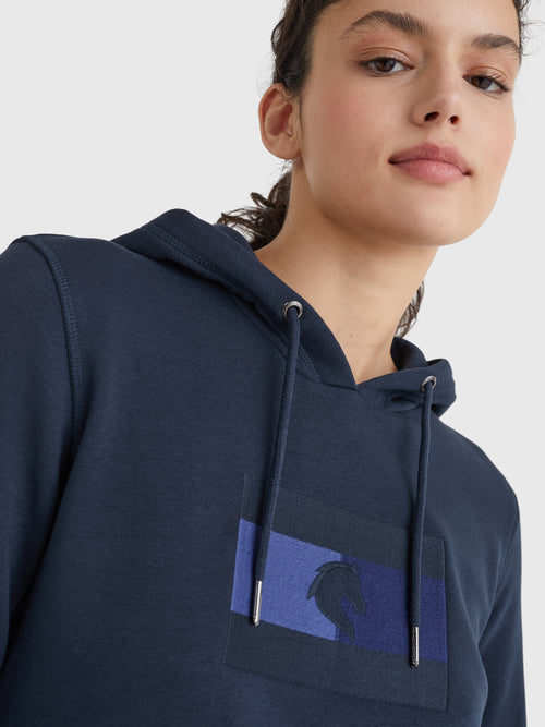 hoodie-style-mit-logo-applikationen-desert-sky
